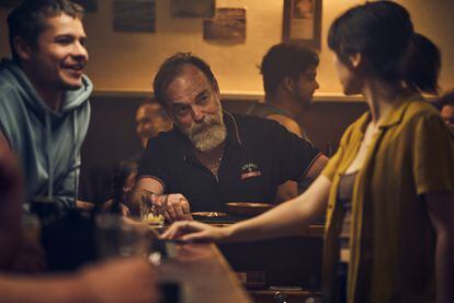 Desde la izquierda, Toby Wallace, Hugo Weaving y Jessica Henwick, en 