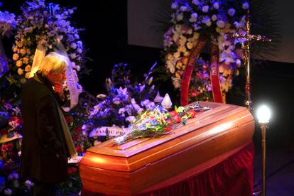 El actor José Sacristán frente al féretro de la actriz Concha Velasco, con la que colaboró durante buena parte de su carrera. 