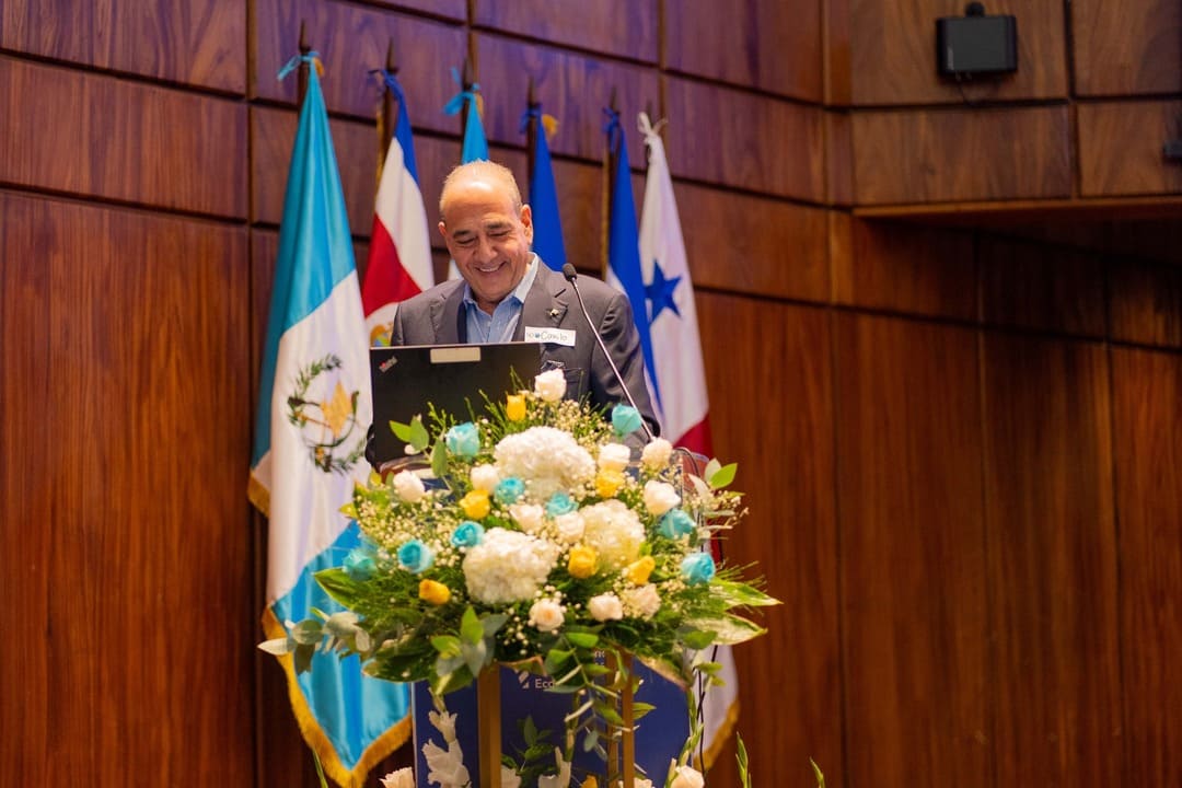 Reconocimiento a Camilo Atala por su destacada trayectoria en INCAE